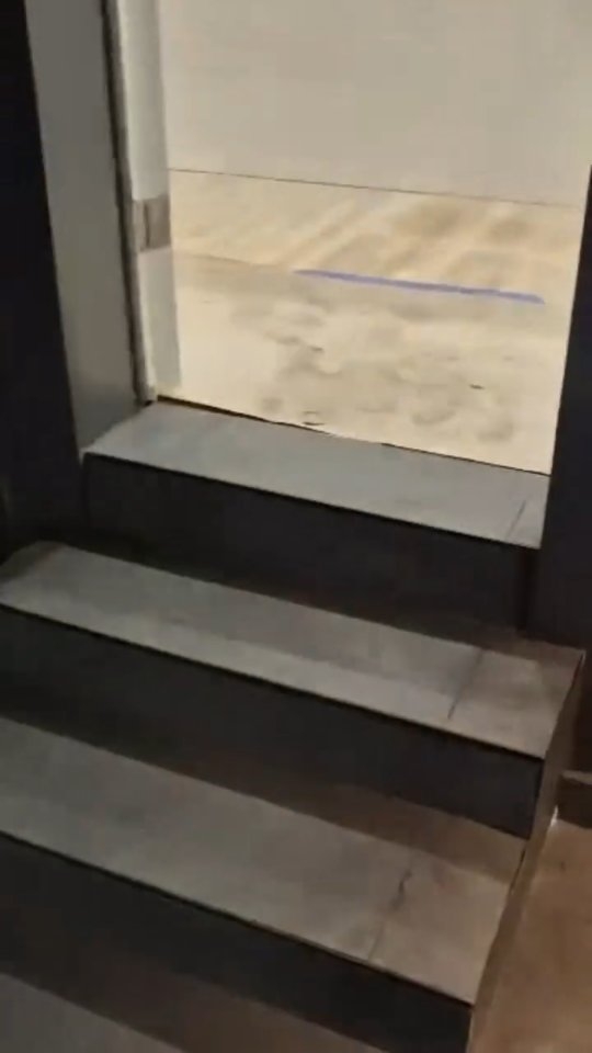 Escaleras revestidas con cerámica de gran formato