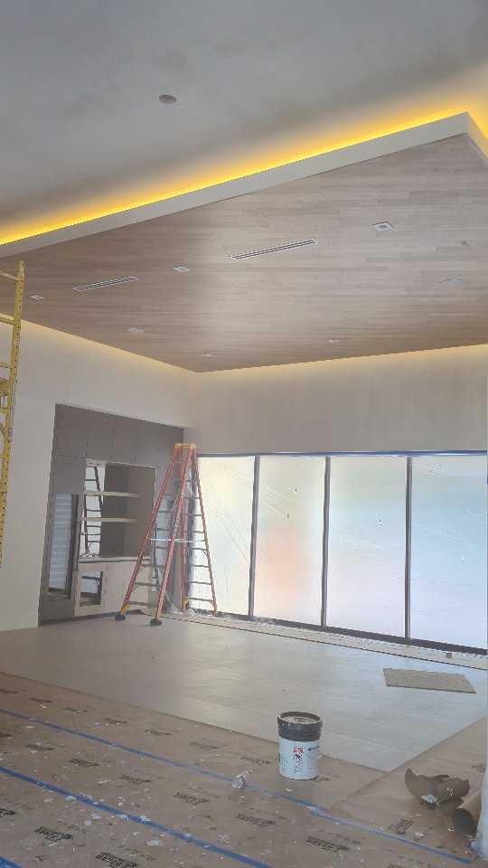 Salón con techo de madera e iluminación LED indirecta